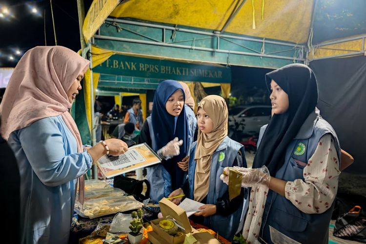 Para siswa Binar High School saat melayani pembeli di lapangan Perum BSA Kecamatan Kota, Sumenep, Jawa Timur. 