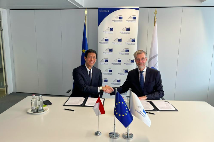 PT Sarana Multi Infrastruktur (Persero) menandatangani Memorandum of Understanding (MoU) dengan European Investment Bank Global (EIB Global), untuk pengembangan infrastruktur berkelanjutan di Indonesia, Sabtu (24/2/2024). MoU ini diteken oleh Direktur Utama PT SMI, Edwin Syahruzad, dan EIB Vice-President untuk kawasan Asia Tenggara Robert de Groot.