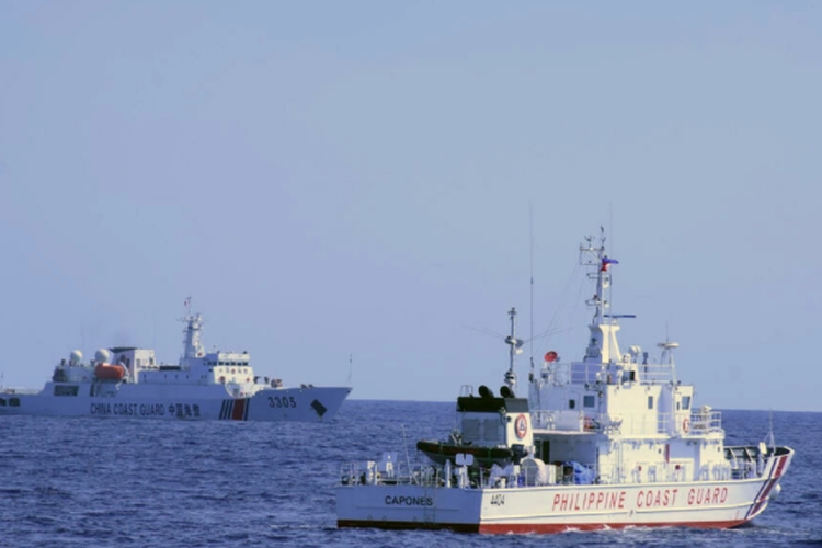 Penjaga Pantai Filipina menuduh Penjaga Pantai China mengemudikan salah satu kapal dalam jarak beberapa meter dari kapal patroli Filipina di Laut China Selatan yang disengketakan, melanggar aturan internasional, dan berisiko bertabrakan. Insiden itu terjadi pada 2 Maret di dekat Scarborough Shoal.