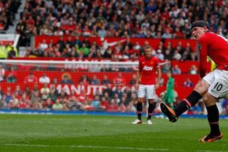 Penyerang Manchester United, Wayne Rooney, menciptakan gol melalui tendangan bebas yang dieksekusinya saat melawan Crystal Palace, Sabtu (14/9/2013). 
