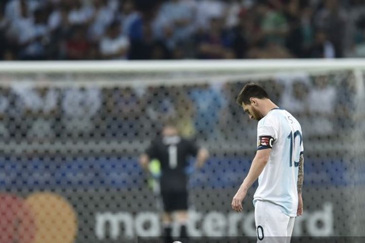 Penyerang Argentina, Lionel Messi, menunduk setelah pemain Paraguay, Richard Sanchez, mencetak gol pada laga grup Copa America 2019 di Stadion Belo Horizonte, Brasil, 20 Juni 2019.