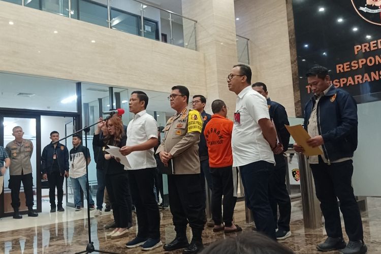 Wakil Direktur Tindak Pidana Ekonomi Khusus Bareskrim Polri Kombes Pol Samsul Arifin saat konferensi pers penangkapan DPO kasus viral blast robot trading di Bareskrim Polri, Jakarta Selatan, Sabtu (27/1/2024).