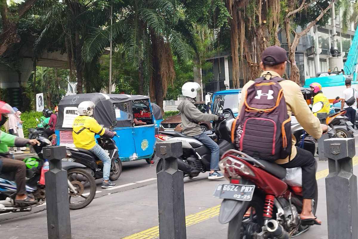 Sejumlah pengendara motor melawan arah dan naik ke atas trotoar di kawasan simpang Stasiun Cikini, Menteng, Jakarta Pusat, Senin (27/11/2023). (KOMPAS.com/XENA OLIVIA)