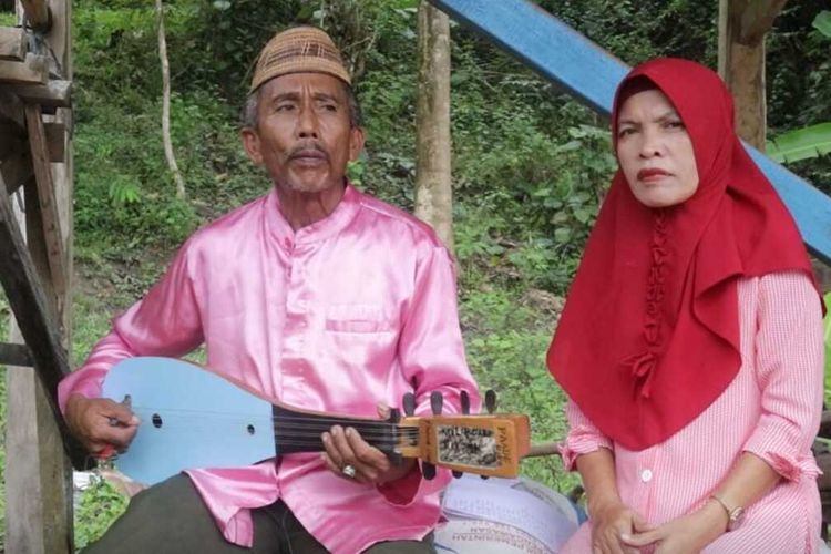 Muhtar Hikaya yang akrab dipanggil Pak Riko dan istrinya, petani warga Desa Bondawuna Kecamaatn Suwawa Selatan Kabupaten Bone Bolango saat mendendangkan legedo di belakang rumahnya.