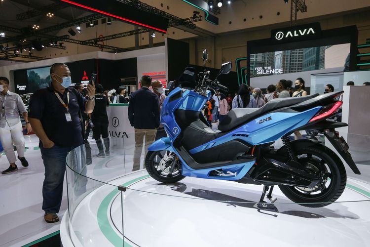 Motor listrik Alva One dipamerkan di ajang Gaikindo Indonesia International Auto Show (GIIAS) 2022 di ICE BSD, Tangerang, Jumat (12/8/2022). Motor ini jadi salah satu produk lokal yang bakal meramaikan pasar motor tahun ini.