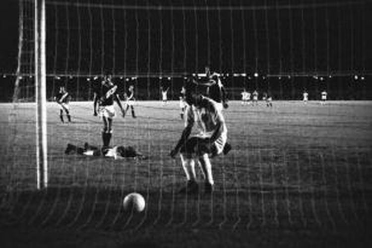 Pele mencetak gol ke-1000 saat Santos berhadapan dengan Vasco da Gama (19/11/1969). 
