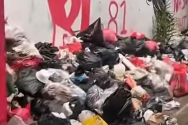Mobil Pengangkut Rusak, Sampah Menumpuk Sepekan Lebih di Mekarsari Depok