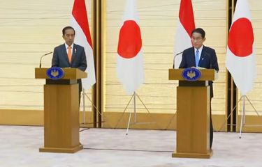 Presiden Joko Widodo dan PM Jepang Fumio Kishida menggelar konferensi pers usai pertemuan di Kantor PM Jepang di Tokyo, Rabu (27/7/2022).