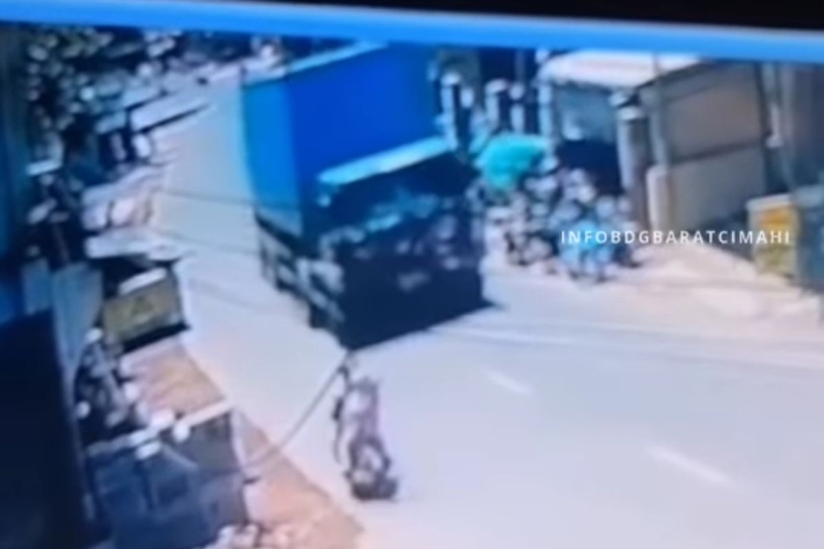 Tangkapan layar rekaman kamera CCTV saat peristiwa kecelakaan maut di Jalan Raya Batujajar, Kampung Pasir Paku, Desa Giriasih, Kecamatan Batujajar, Kabupaten Bandung Barat (KBB), Jawa Barat pada Senin (26/2/2024). (Dok. Instagram/@infobdgbaratcimahi)