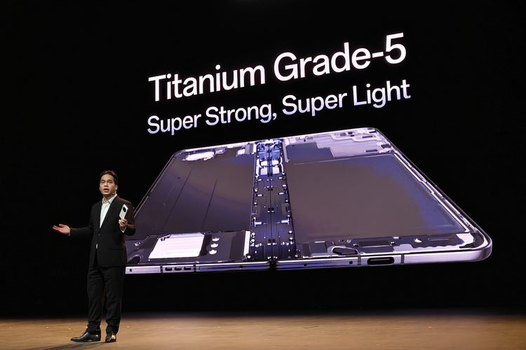 Chief Marketing Officer Oppo Infonesia, Patrick Owen menjelaskan fitur-fitur unggulan Oppo Find N5 di atas panggung peluncuran Oppo Find N5 di Indonesia di Ciputra Artpreneur, Jakarta Selatan, Rabu (30/4/2025)