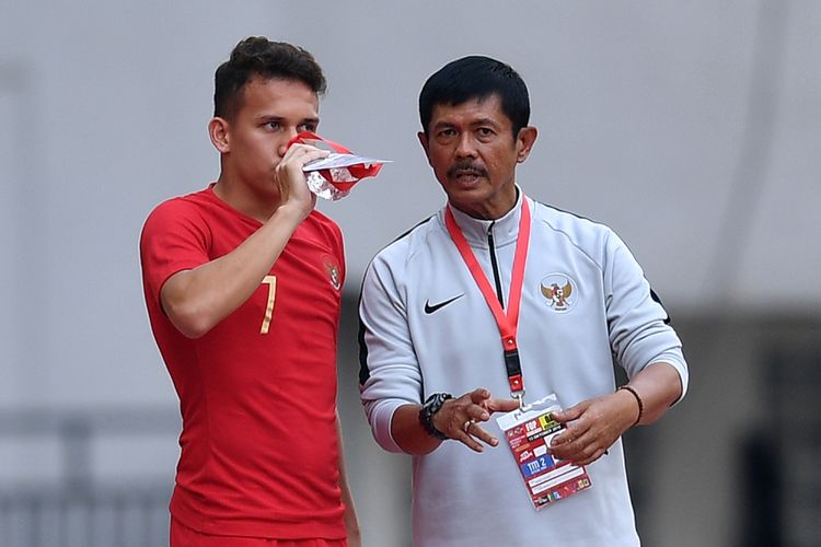 Pesepak bola Timnas Indonesia U19 Indra Sjafri (kanan) memberi instruksi kepada pesepak bola Timnas Indonesia U19 Egy Maulana Vikri saat menghadapi Timnas Yordania U19 dalam pertandingan persahabatan di Stadion Wibawa Mukti, Cikarang Timur, Jawa Barat, Sabtu (13/10/2018). Timnas Indonesia U19 menang 3-2.  