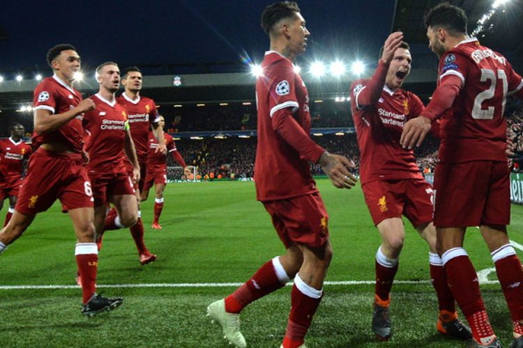 Selebrasi gelandang Liverpool, Alex Oxlade-Chamberlain (kanan), bersama rekan-rekannya seusai berhasil membobol gawang Manchester City dalam pertandingan leg 1 perempat final Liga Champions 2017-2018 di Stadion Anfield, Liverpool, Inggris, pada Rabu (4/4/2018).
