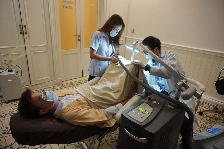 Seorang pria Thailand menjalani terapi pemutihan penis di Rumah Sakit Lelux, Bangkok, Thailand
