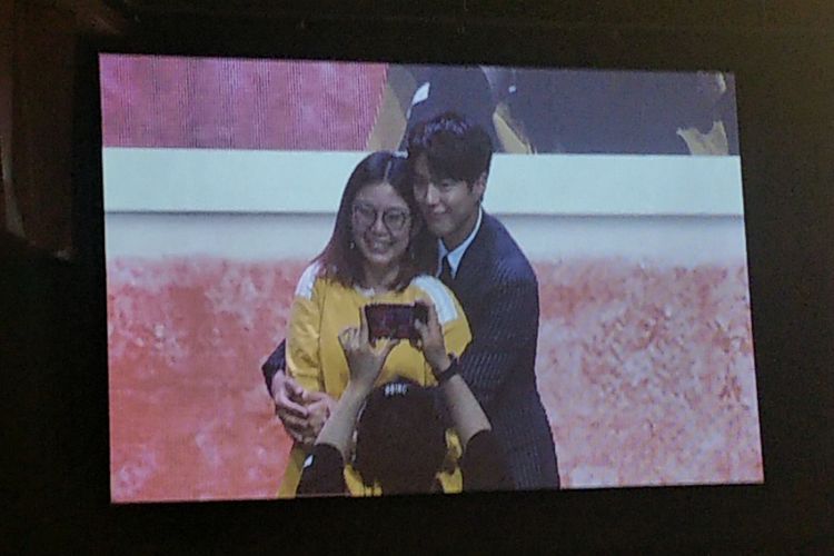 Salah satu penggemar yang beruntung dalam fan meeting aktor dan penyanyi asal Korea Selatan, Park Bo Gum, di The Kasablanka Hall, Kota Kasablanka, Jakarta Selatan, Sabtu (23/3/2019) malam.