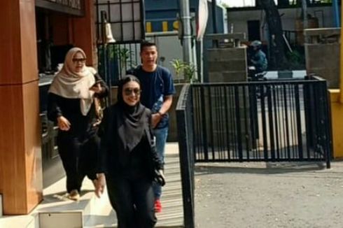 Denada Datangi Polres Jakarta Barat, Tempat Mantan Suami Ditahan