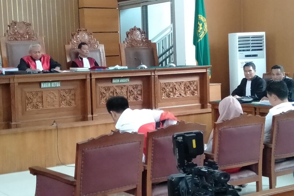 Pablo Benua dan Galih Ginanjar membuka rompi tahanan di ruang sidang Pengadilan Negeri Jakarta Selatan, Senin (9/12/2019)