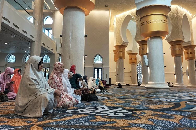 Suasana Masjid Raya Sheikh Zayed Solo di Kelurahan Gilingan, Kecamatan Banjarsari, Kota Solo, Jawa Tengah, jelang pembukaan untuk umum pada 28 Febuari 2023.