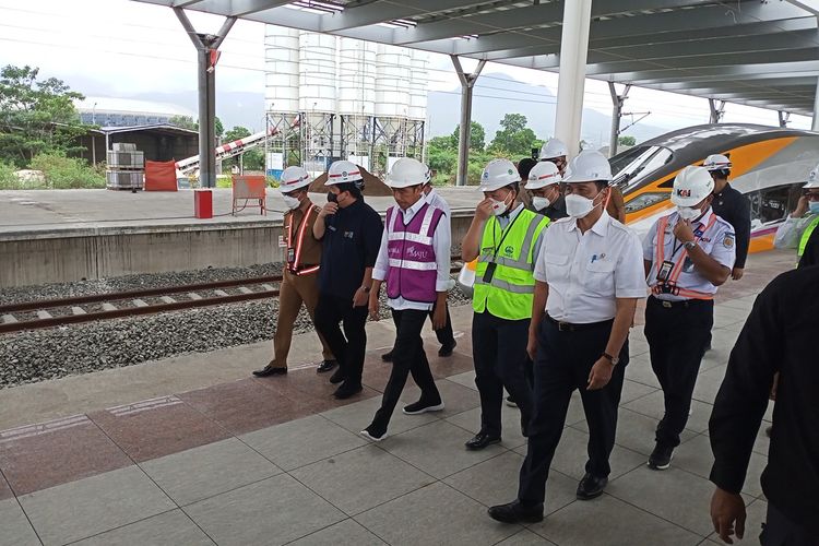 Presiden Jokowi mengharapkan Pembangunan Kereta Cepat Jakarta Bandung (KCJB) rampung pada Juni 2023, Jokowi berharap KCJB bisa mengkoneksikan hubungan antar Negara ASEAN dan Wilayah di Indonesia