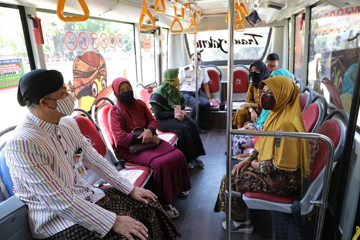 Gubernur Jateng Ganjar Pranowo bersama enam pedagang pasar wilayah Solo Raya, saat mencoba BRT Trans Jateng rute Solo-Sragen, Kamis (3/9/2020).