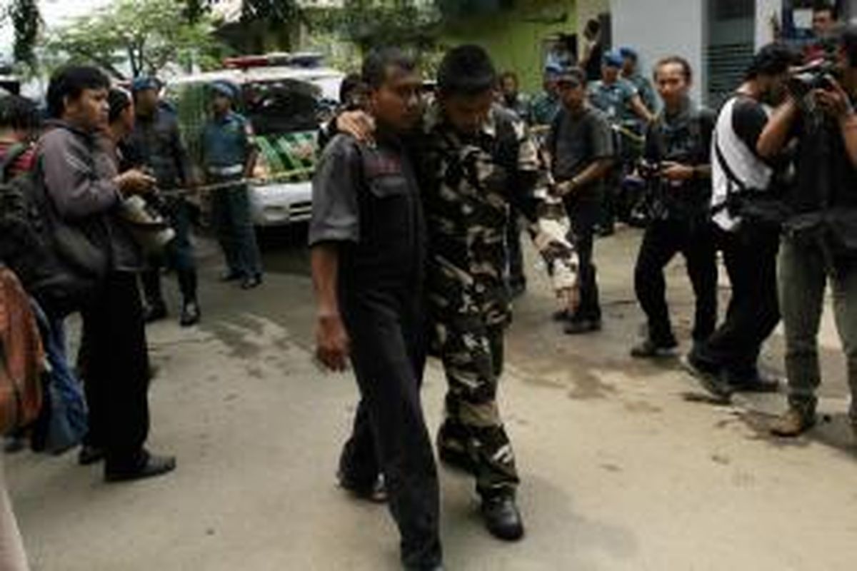 Korban ledakan di markas Kopaska Jakarta Utara terlihat dipapah oleh temannya, Rabu (5/3/2014). Ledakan diduga berasal dari gudang amunisi di markas Kopaska dan menimbulkan korban jiwa. TRIBUNNEWS/HERUDIN