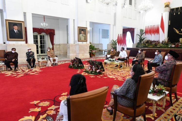 Presiden Joko Widodo saat menerima kunjungan para seniman dan budayawan di Istana Negara, Kamis (10/2/022).