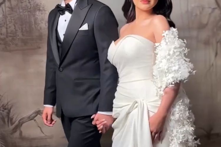 Amanda Manopo dan Kenny Austin tampil memukau di resepsi The Langham Jakarta. Gaun Hian Tjen dan tuxedo hitam klasik membuat keduanya tampak serasi dan elegan.