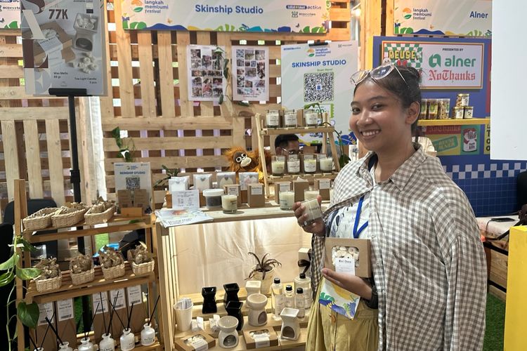  Berawal pada saat pandemi Covid-19 tepatnya tahun 2020, pasangan kakak beradik Claudia Cahyaning Tyas (23) dan Carine Tyas Cahyanti (26) memulai usaha pengharum ruangan dengan jenama Skinship Studio. Mengusung tagline Eco Consciuous Room Fragnance, mereka mengklaim produk pengharumnya telah ramah lingkungan. 