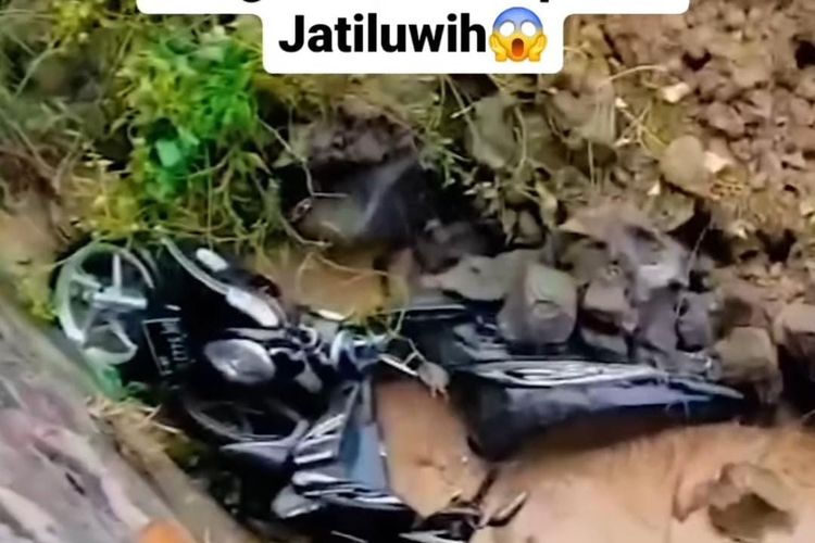 Tangkapan layar video tanah longsor menimpa kendaraan di Desa Jatiluwih, Kecamatan Penebel, Kabupaten Tabanan, Provinsi Bali. 