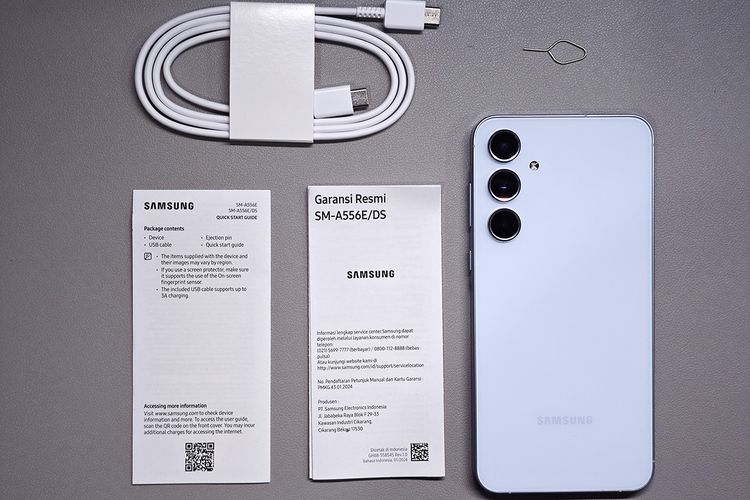 Kelengkapan aksesori di boks kemasan Samsung Galaxy A55