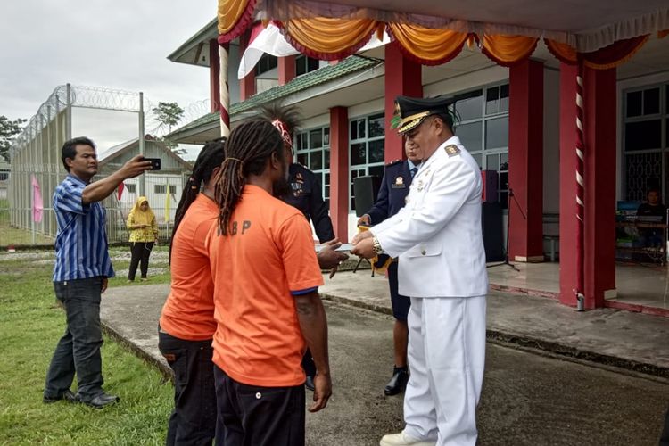 Wakil Bupati Mimika Yohanis Bassang saat memberikan surat remisi kepada dua napi yang bebas.