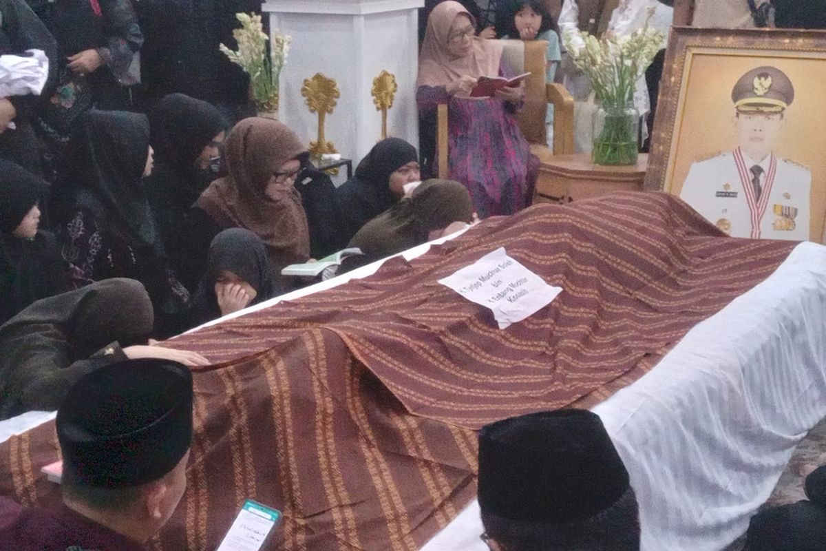 Sejumlah pelayat membaca doa dihadapan jenazah mantan Bupati Cianjur, Tjetjep Muchtar Soleh di rumah duka, Kamis (24/7/2025) malam.