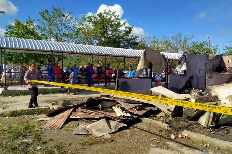 Kebakaran menghanguskan 20 warung makan pedagang di kawasan Pelabuhan Hurnala, desa Tulehu, kecamatan Salahutu, kabupaten Maluku Tengah Selasa (4/10/2022)