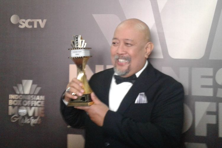 Indro Warkop berpose dengan penghargaan yang diterima dalam acara Indonesian Box Office Movie Award 2017, di Kawasan Daan Mogot, Jakarta Barat, Rabu (29/3/2017).
