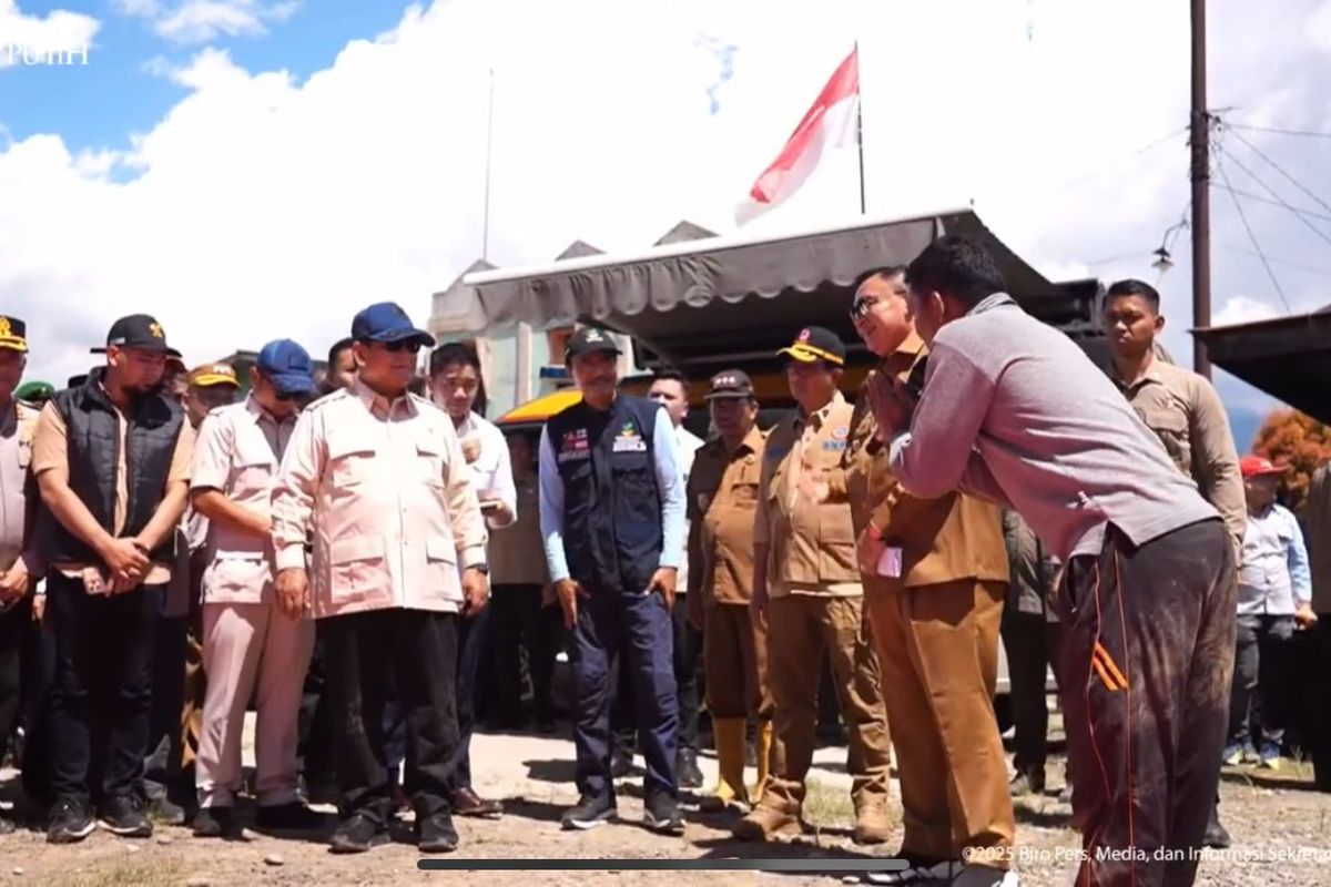 Seorang warga Kutacane, Pulo Sanggar, Aceh Tenggara, mengadu kepada Presiden Prabowo Subianto agar pemerintah dapat membendung Sungai Alas, yang jaraknya kurang dari 100 meter dari desa.  Permohonan itu disampaikannya saat Prabowo mengunjungi pengungsian di Kutacane, Aceh Tenggara, usai bertolak meninjau lokasi banjir di Tapanuli Tengah, Sumatera Utara (Sumut), Senin (1/12/2025). 
