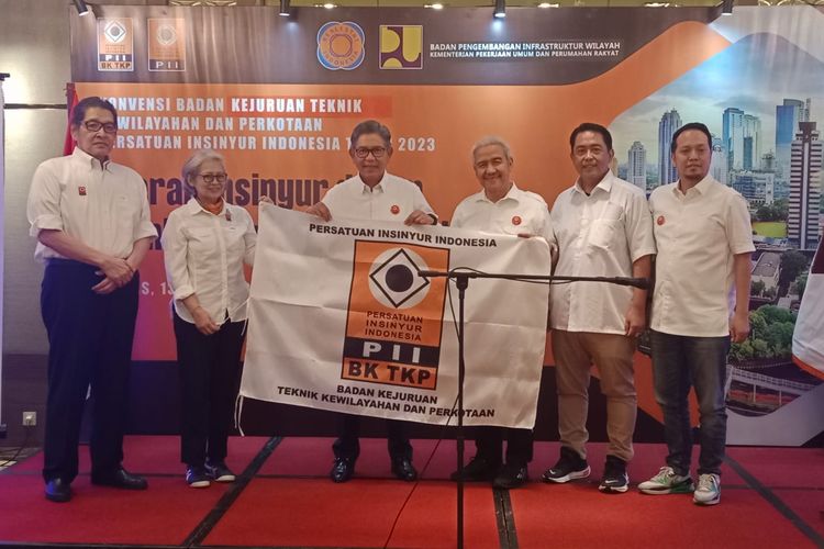 Soelaeman Soemawinata terpilih sebagai Ketua Badan Kejuruan Teknik Kewilayahan dan Perkotaan (BK-TKP) Persatuan Insinyur Indonesia (PII) dalam Konvensi BK-TKP yang diadakan di Hotel Ambhara, Kamis (13/7/2023).