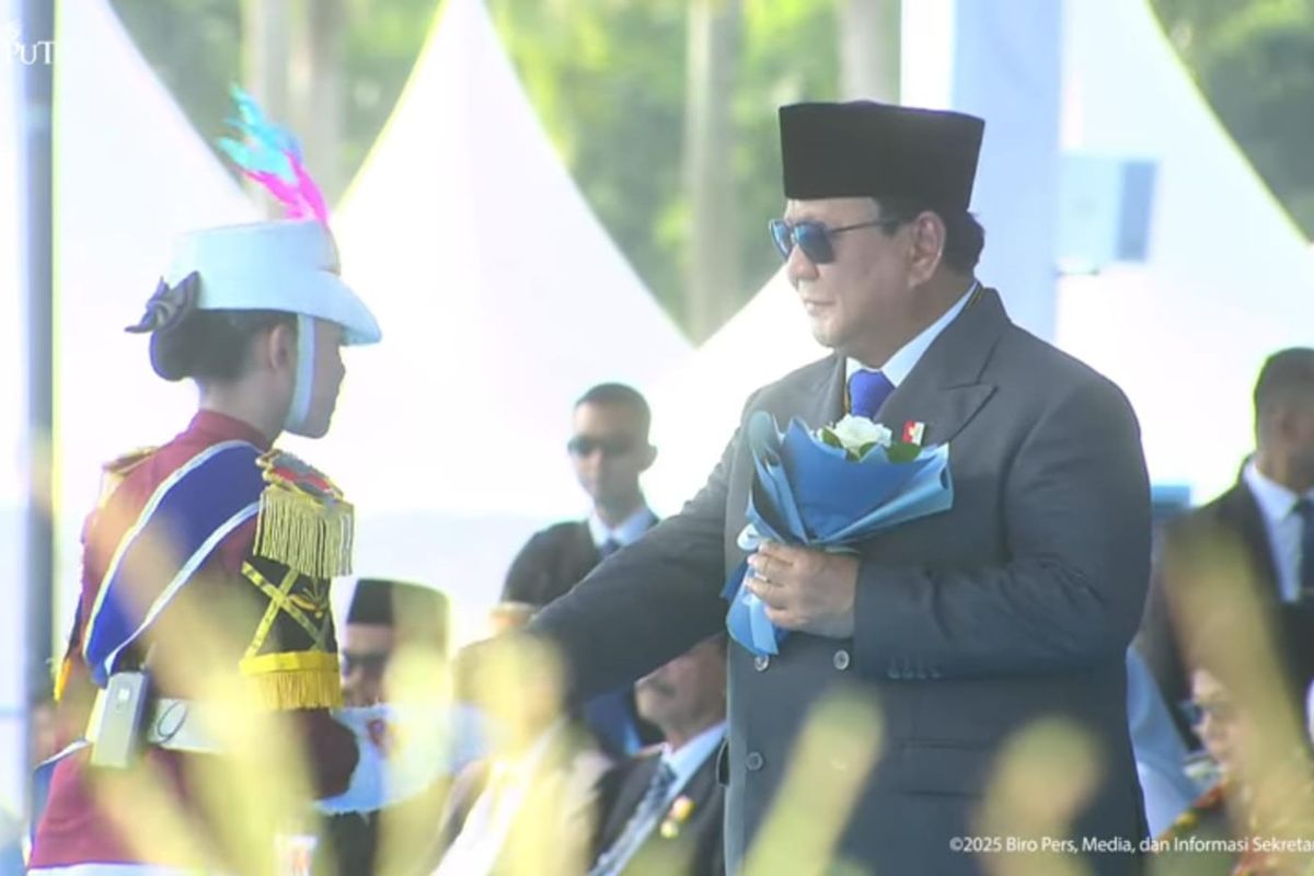 Presiden Prabowo Subianto menerima bunga dari polisi cilik di HUT Ke-79 Bhayangkara, Jakarta, Selasa (1/7/2025).