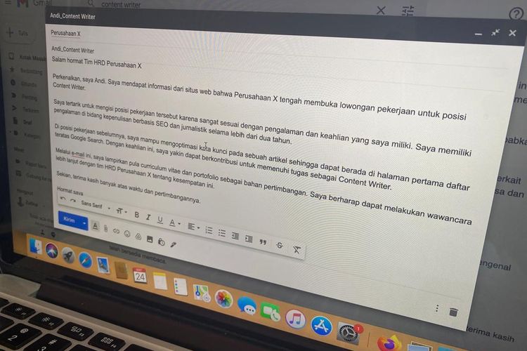 Ilustrasi lamaran kerja via e-mail dalam bahasa Indonesia dan Inggris