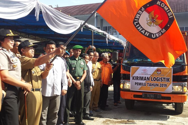 Plt Bupati Cianjur, Herman Suherman melepas armada pengangkut logistik Pemilu 2019 yang mulai didistribusikan KPU Cianjur ke wilayah selatan dari gudang Logistik KPU, Kp. Sabandar, Karangtengah, Cianjur, Jawa Barat, Senin (08/04/2019) (KOMPAS.com/FIRMAN TAUFIQURRAHMAN)