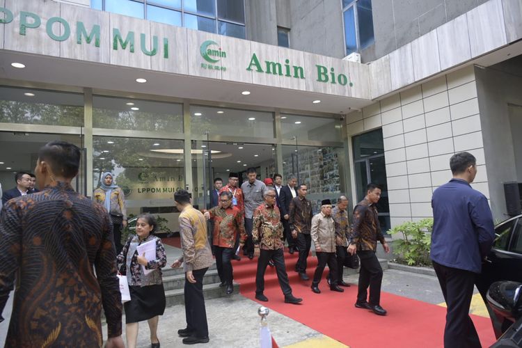 Wakil Presiden Ma'ruf Amin mengunjungi kantor perwakilan Lembaga Pengkajian Pangan, Obat-obatan, dan Kosmetika Majelis Ulama Indonesia (LPPOM MUI) di Shanghai, China, Senin (18/9/2023).