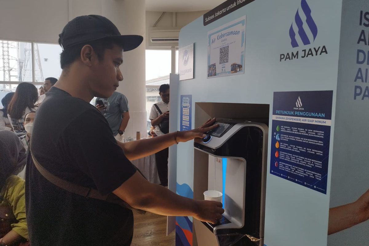 Pelanggan Transjakarta mencoba mesin air kebersamaan di Halte CSW, Kebayoran Baru, Jakarta Selatan, Jumat (9/9/2023). (KOMPAS.com/XENA OLIVIA)