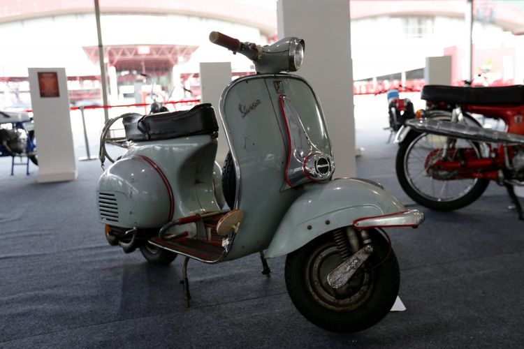 Motor Vespa klasik dipamerkan saat ajang Indonesia International Motor Show (IIMS) 2017 di JI Expo, Kemayoran, Jakarta, Sabtu (29/4/2017). Ajang pameran otomotif terbesar di Indonesia ini akan berlangsung hingga 7 Mei mendatang. KOMPAS IMAGES/KRISTIANTO PURNOMO