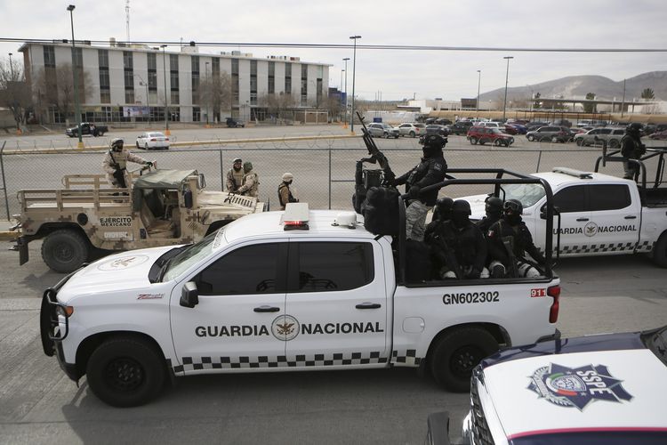 Garda Nasional Meksiko berjaga di luar penjara negara bagian di Ciudad Juarez, Meksiko, Minggu (1/1/2023). Sekelompok pria bersenjata menembaki penjara tersebut, menewaskan 14 orang dan membuat 24 narapidana kabur.