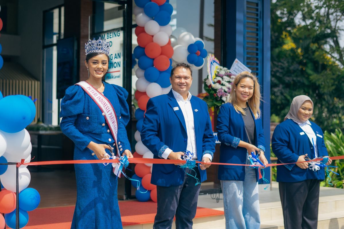 Acara pembukaan Wall Street English Bekasi dihadiri oleh CEO Wall Street English Indonesia, Kish Gill, dan Puteri Indonesia Pariwisata 2023, Lulu Zaharani. 