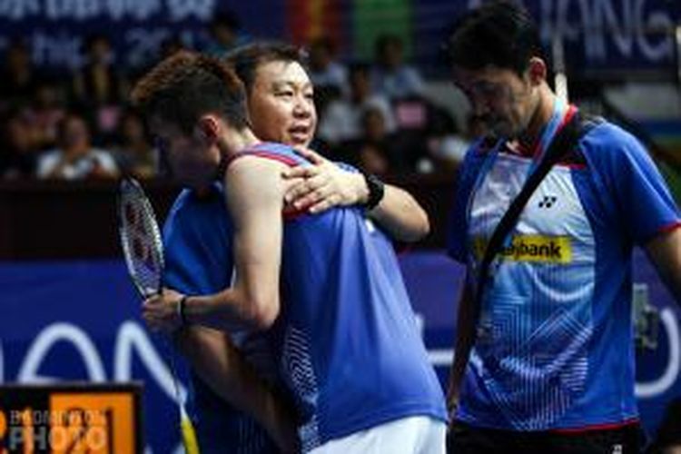 Tunggal Putra Malaysia, Lee Chong Wei (tengah), dibantu pelatihnya, Tey Seu Bock dan Rashid Sidek (kanan), saat mengalami kram kaki pada babak final BWF World Championships, di Guangzhou, China.