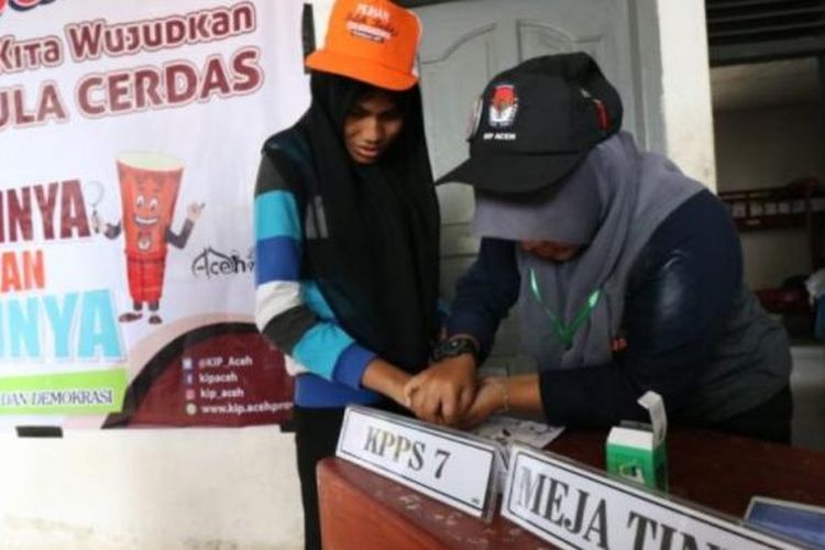 Penyandang disabilitas mengikuti  simulasi Pemilihan Kepala Daerah (Pilkada) Aceh di Yayasan Bina Upaya Kesehatan Para Catat, Banda Aceh, Sabtu (4/2/2017). 