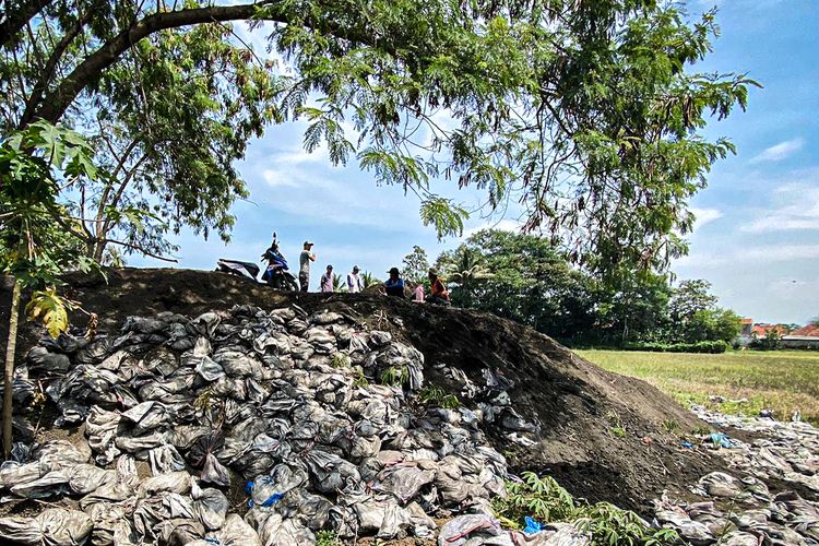 Gundukan material limbah batu bara yang menumpuk di Kampung Rongga, Desa Cihampelas, Kecamatan Cihampelas, Kabupaten Bandung Barat (KBB), Jawa Barat, Senin (22/10/2024).