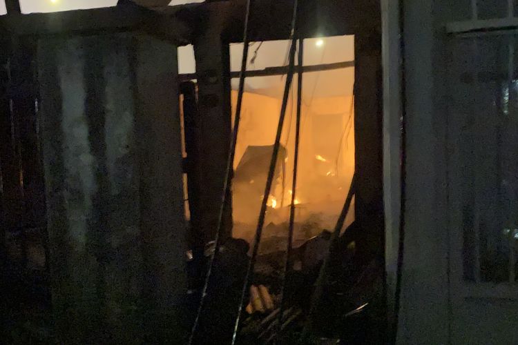 Penantian Niken di Tengah Puing Kebakaran Kebayoran Lama Jaksel, Rumah Ludes, Ryu Tak Ditemukan