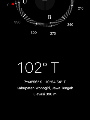 Ketinggian Gunung Gandul diukur menggunakan aplikasi kompas Iphone 13 Pro Max (13/5/2026).