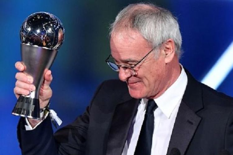 Claudio Ranieri meraih penghargaan Pelatih Terbaik Dunia 2016 pada FIFA Gala di Zurich, Senin (9/1/2016). 