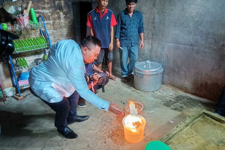 Foto: Warga Lingkungan II Sinaksak menguji air yang tercampur BBM dari sumur bor di salah satu rumah warga, Selamat Purba, Selasa 8 Agustus 2023| Dok Warga